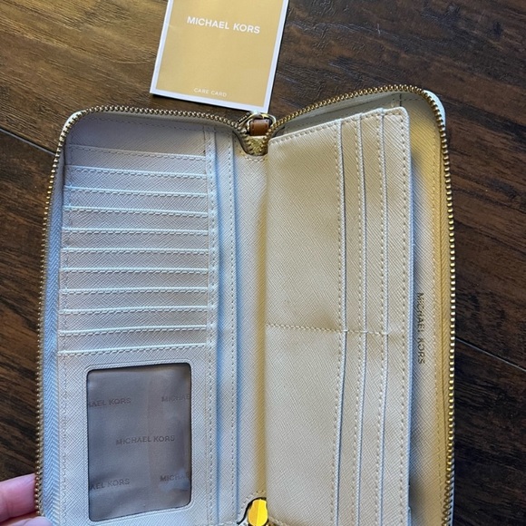 Micheal Kors wristlet - Picture 2 of 4